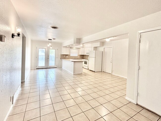 Foto del edificio - Charming 3-Bedroom Home with 2-Car Garage Near Shopping & Ft. Sam