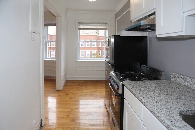 Building Photo - 5516 N Kenmore Ave