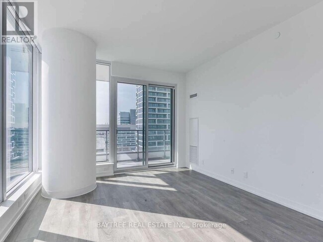 Photo du bâtiment - 898 Portage Pkwy