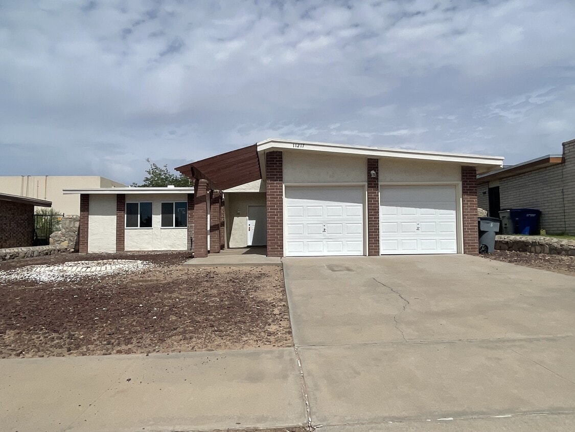 Primary Photo - 11217 Les Peterson Ln
