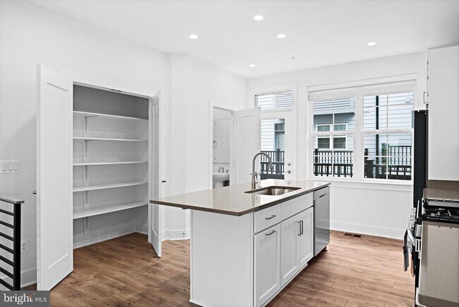 Foto del edificio - 11224 Bunsen St