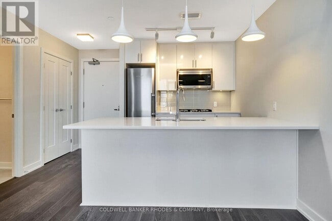 Building Photo - 530-530 De Mazenod Ave
