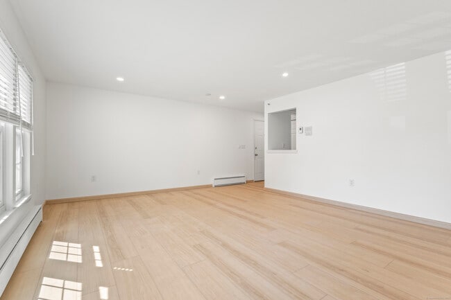 Building Photo - 82 Longview St
