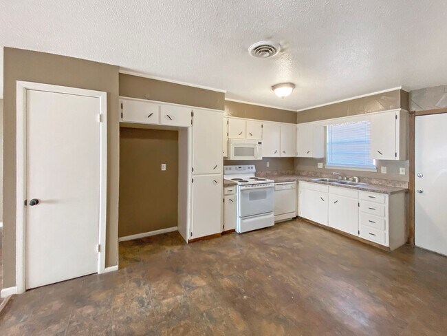 Building Photo - 708 East Sunset Drive