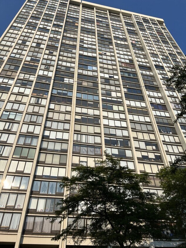 Primary Photo - 5445 N Sheridan Rd