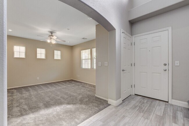Foto del edificio - Beautiful 2 Story, 3 Bedroom Home Northwest!