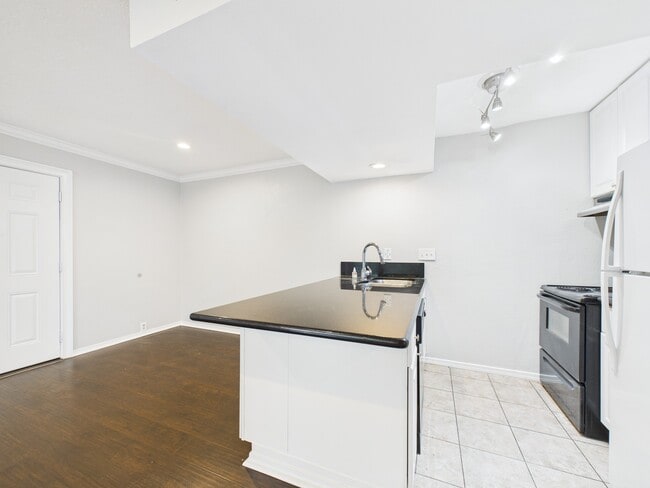 Building Photo - 5353 Richmond Ave.