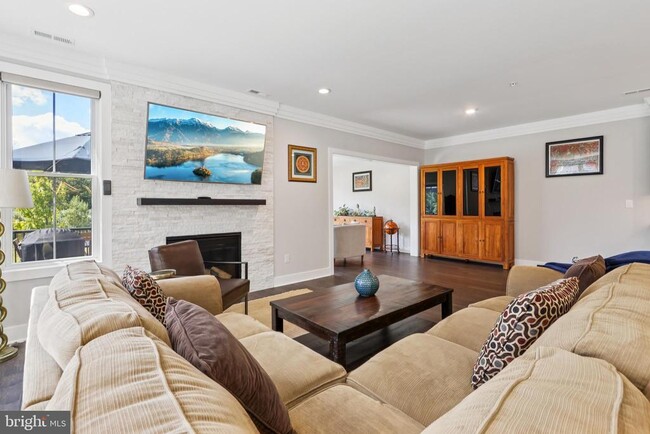 Building Photo - 45 Riverwalk