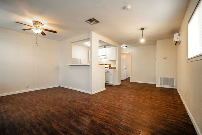 Building Photo - Cozy 1 Bed, 1 Bath Duplex A Block From Woo...