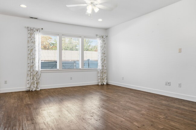 Foto del edificio - 1259 SilverCrest Dr