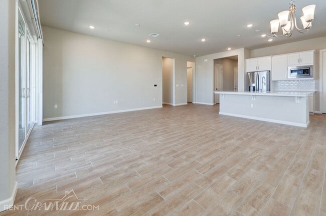 Building Photo - 325 Clovis Ave