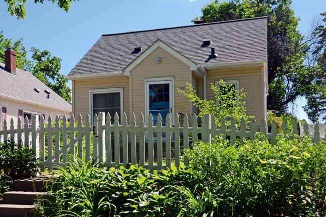 Building Photo - Cozy 2-Bed 2-Bath Home in St. Paul - Available Now!