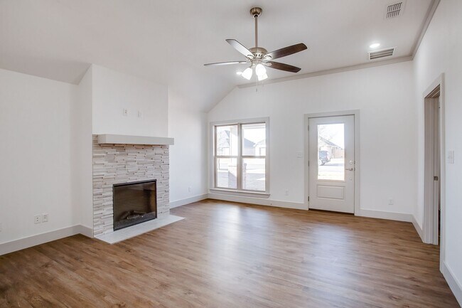 Foto del edificio - 1/2 off First Months Rent. Wonderful 3/2 i...