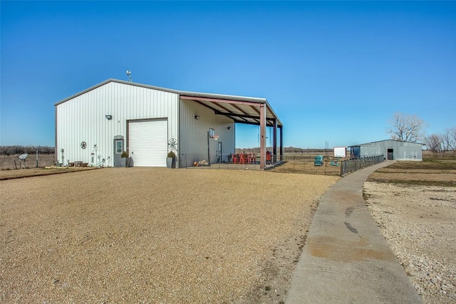 Building Photo - 3 Bed 3 Bath on 5 Acres in Pilot Point