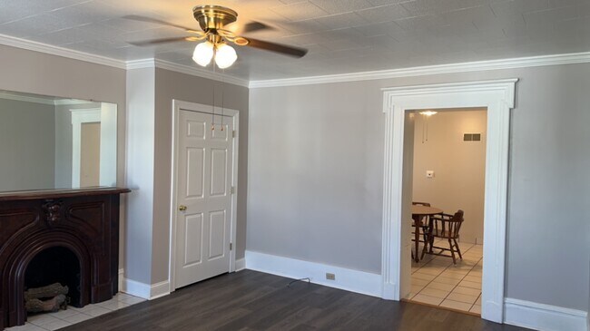 Sala de estar principal - 221 Howard St