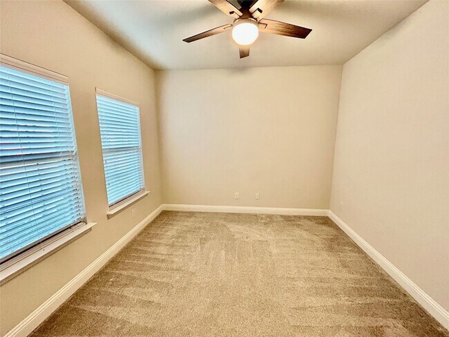 Building Photo - 541 Firethorn Dr