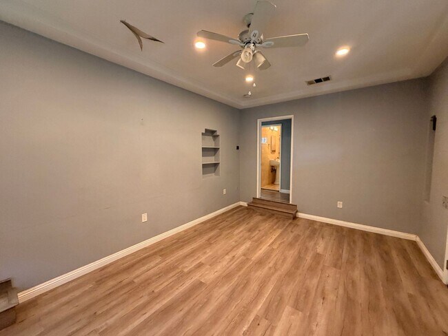 Foto del edificio - Charming 2 Bed Home with A/C, 2 Car Garage, Huge Yard & In-Unit Laundry