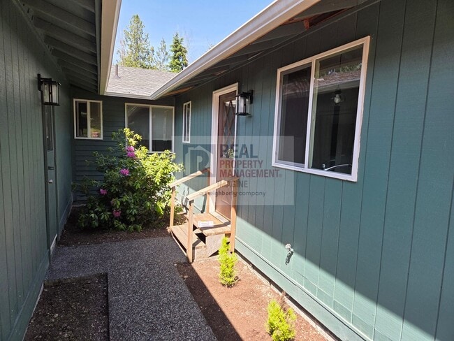 Building Photo - Check out this completely wonderful 2-bedroom, 1.0-bath unit!