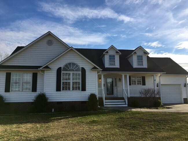 Building Photo - Renovated Ranch, Nestled In Private Cul-De...