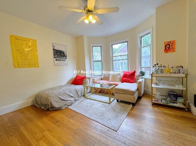 Foto del edificio - Large 4 bed 2 bath in a prime location in Coolidge Corner.