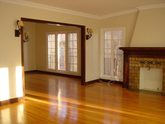 Building Photo - 850 S Mansfield Ave