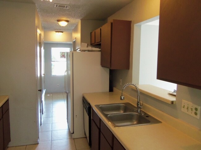 Building Photo - 6014 B Conti in SE Austin!!