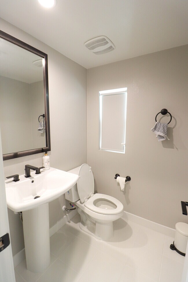 Foto del edificio - 2049 W Rosecrans Ave