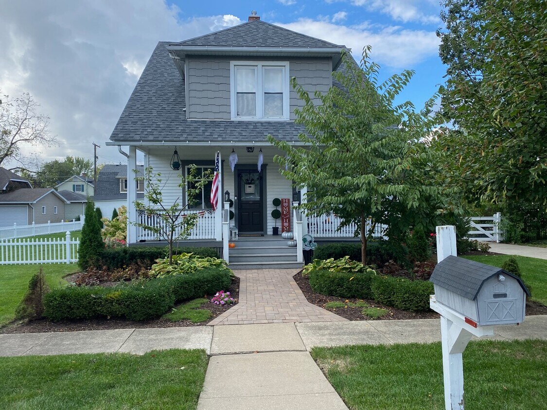 Primary Photo - 220 Hickory St