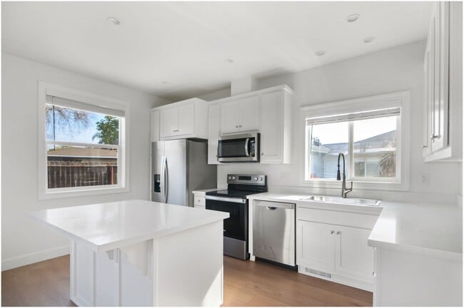 Building Photo - 2 Bedroom 2 Bath In Orange!