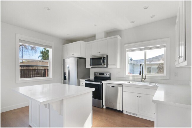 Foto del edificio - 2 Bedroom 2 Bath In Orange!