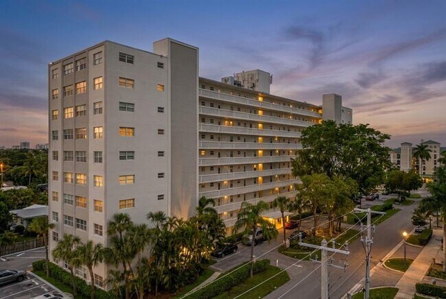 Building Photo - 2555 NE 11th St