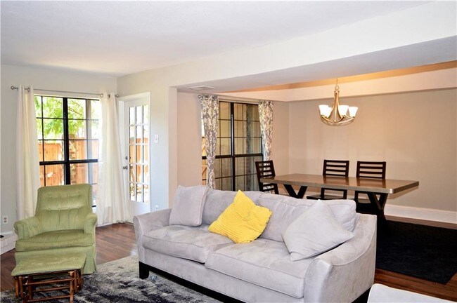 Foto del edificio - 3102 Pin Oak Ct