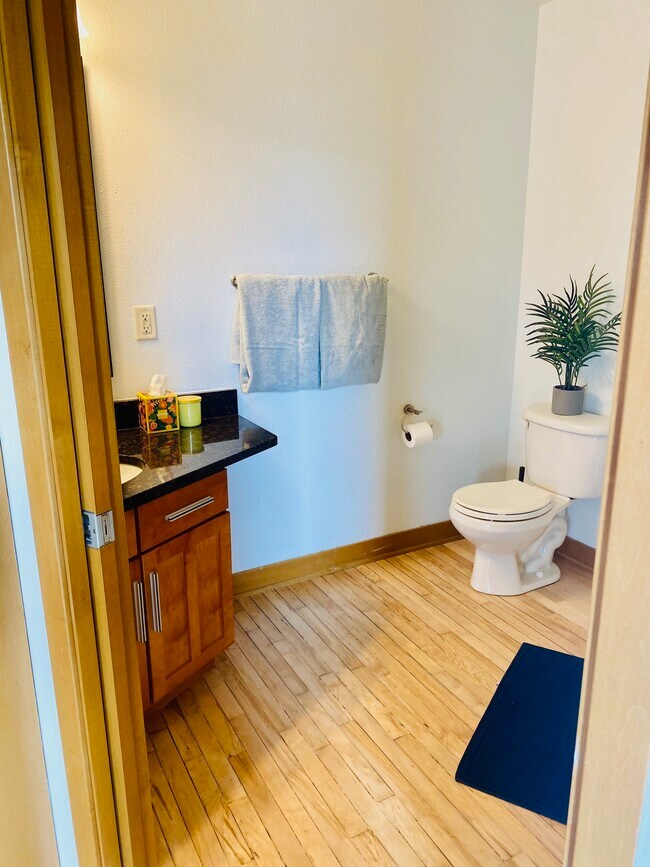 Baño moderno - 1017 S 2nd St