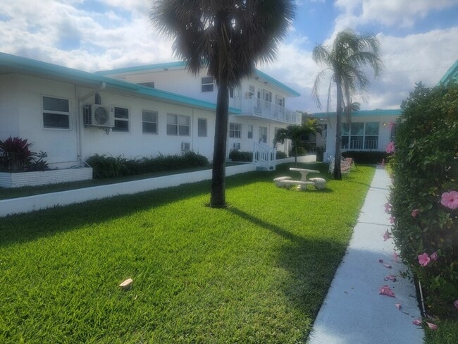 Central Courtyard - 865 SE 20th Ave