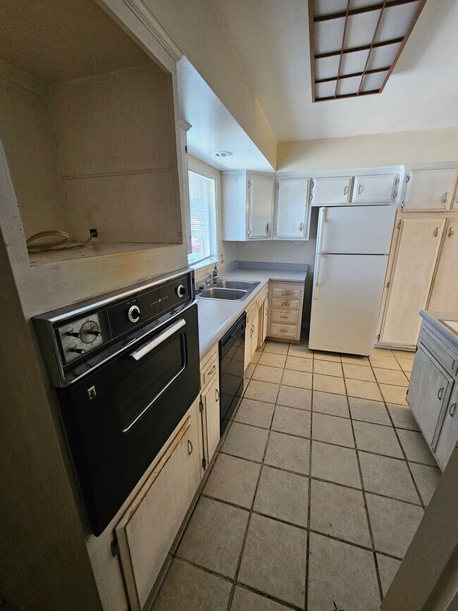 Foto del edificio - Large 3 bedroom in great location