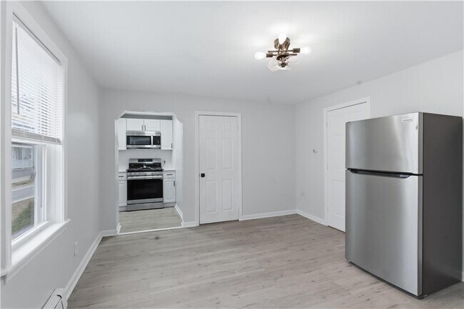 Building Photo - 92 Sylvian St