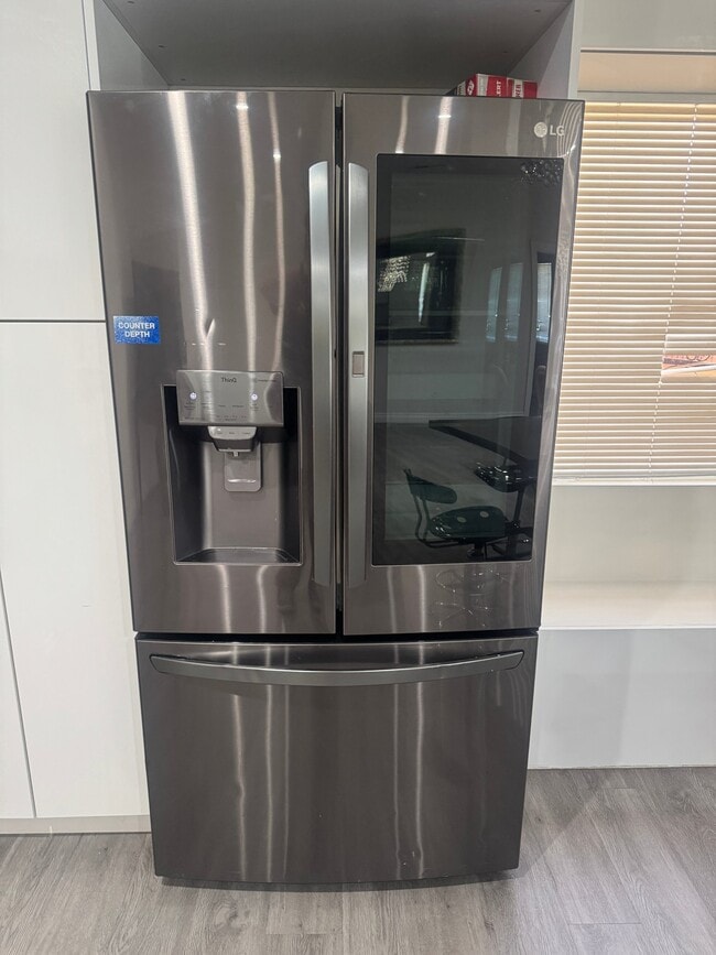 Foto del edificio - 8151 Katella Ave