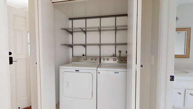 Foto del edificio - Beautifully Updated Spacious 3 Bed 3 Bath ...