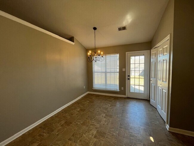 Building Photo - Renovated 3 Bedroom 2 Bath Home for Rent with 2 Car Garage!