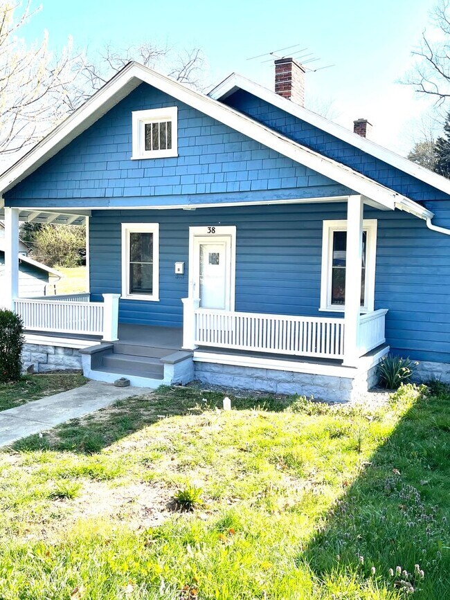 Building Photo - 2 Bedroom 1 Bath, Great Asheville location...
