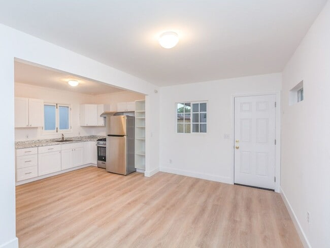 Foto del edificio - Freshly Updated Studio w/Patio in South Park! * All Utilities Included! *