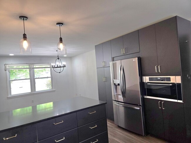 Building Photo - Spacious Five Bedroom