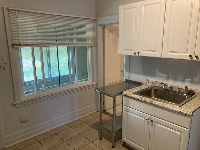 Ventana y fregadero de la cocina - 12087 Saint Aubin St
