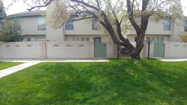 Building Photo - Don't miss this cute 2 bedroom 2.5 bath to...