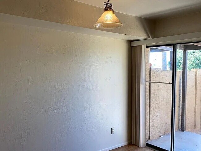 Foto del edificio - 2 Bed / 1.5 Bath Townhome | Fireplace | Private Yard | Walk-In Closets