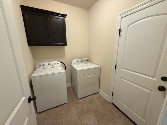 Building Photo - 3-Bedroom Home with Central AC, Gas Fireplace & Spacious Backyard