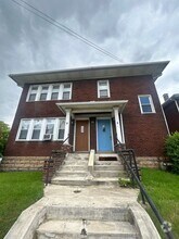Building Photo - 818 Maple Ave