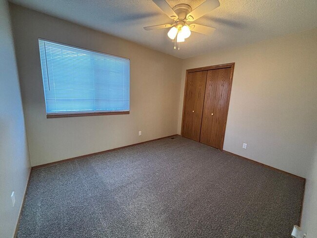 Foto del edificio - Renovated 3 Bedroom 2 Bath home with Finished Basement! Available for Rent or Rent to Own!