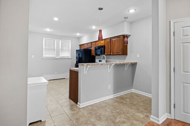 Building Photo - ???LARGE 4 BEDROOMS AND 1.5 BATH HOME LOCA...