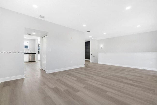Building Photo - 302 SW 14th Ave
